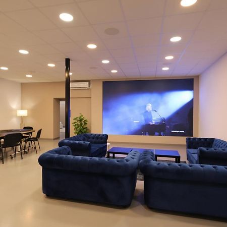 Loft 250M2 Avec Ecran Led Geant De 10M2 Marselha Exterior foto