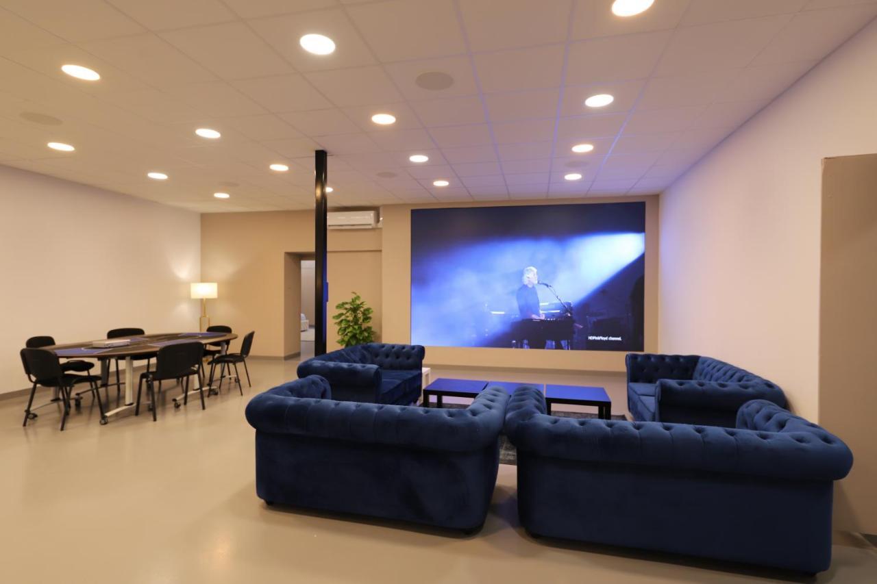 Loft 250M2 Avec Ecran Led Geant De 10M2 Marselha Exterior foto